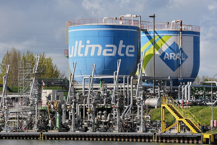 Ein Aral-Tanklager bei den Ruhr-Öl-Raffinerien der BP Gelsenkirchen in Westdeutschland.