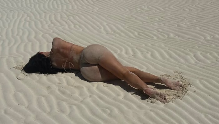 Und präsentiert ihren Fans ihren Sand-Popo.