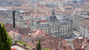 Das Rathaus vom Schloßberg aus