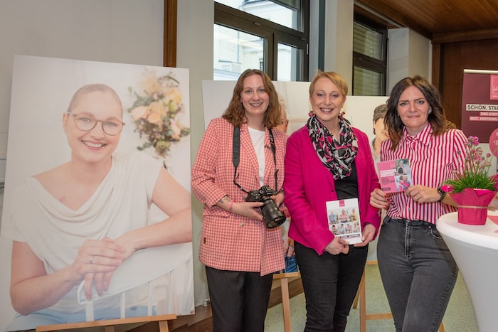 Das Team des Vereins „Feel again“ mit Fotografin Laura Jagoschitz, Visagistin Sabine Wagenhofer ...
