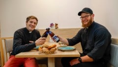 Pfarrprovisor Rupert Santner (li.) stößt schon mit Diakon Josef Straub auf Ostern an. Bis dahin ...