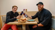 Pfarrprovisor Rupert Santner (li.) stößt schon mit Diakon Josef Straub auf Ostern an. Bis dahin ...