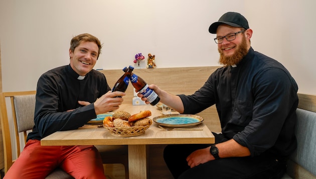 Pfarrprovisor Rupert Santner (li.) stößt schon mit Diakon Josef Straub auf Ostern an. Bis dahin ...