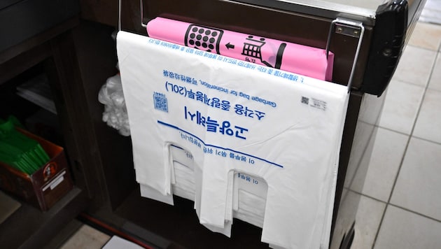 In Südkorea horten derzeit viele Menschen Müllsäcke. Der Energieminister hat daher versichert, ...