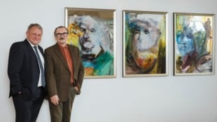 Oberbank-Vorstand Florian Hagenauer (li.) und Manfred Hebenstreit vor expressiven ...