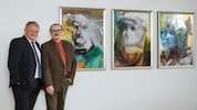 Oberbank-Vorstand Florian Hagenauer (li.) und Manfred Hebenstreit vor expressiven ...