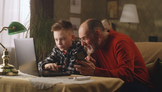Oft helfen geduldige Verwandte und Freunde Älteren beim Zugang.