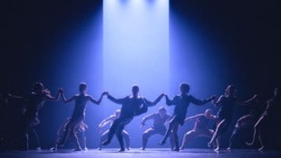 Alles im Nebel: Im Bregenzer Festspielhaus gastierte Hofesh Shechter mit seiner Tanz-Kompagnie.