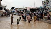 Anwohner waten nach heftigen Regenfällen in Kandahar, der drittgrößten Stadt Afghanistans, durch ...