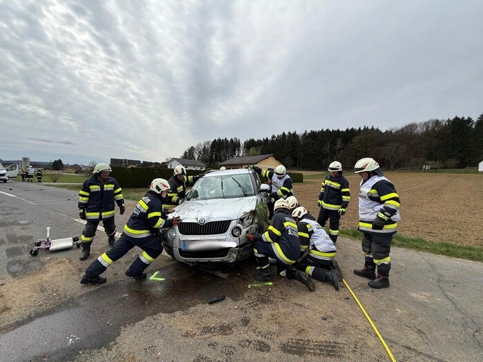 Das Auto überschlug sich im Straßengraben.