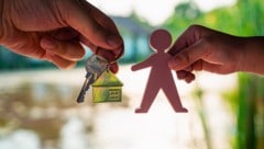 Urstrumpf-Tantes Villa weit weg am glitzenen Meer soll Ihnen gehören? Wir erklären Ihnen, worauf ...