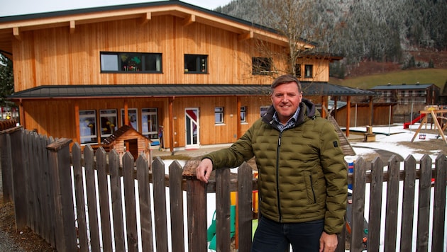 Bürgermeister Kurt Daxer (ÖVP) ist stolz auf den erneuerten Kindergarten.