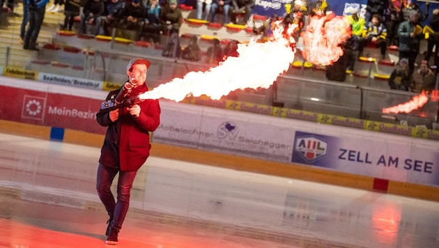 Heizt der Halle ordentlich ein: Zells Stadionsprecher Christoph Voithofer-Galgoczy.