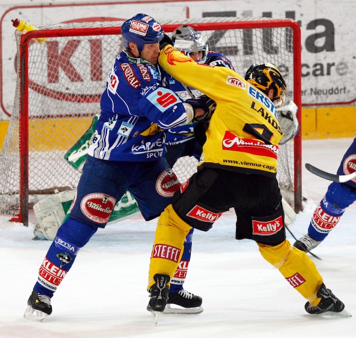 „Iron Mike“ Stewart (li.) im Duell mit Caps-Legende Phil Lakos.