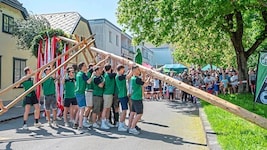 Auch beim Maibaum-Aufstellen hält man beim ASK Ober St. Veit zusammen.