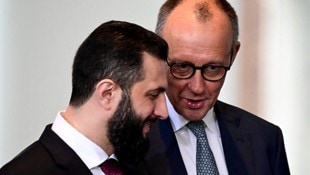 Syriens Interimspräsident Ahmed al-Scharaa (hier im Bild gemeinsam mit Bundeskanzler Friedrich ...