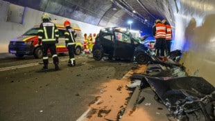 FOTOKERSCHI / WERNER KERSCHBAUMM Der Kleinwagen der 20-jährigen Schülerin wurde bei dem Crash mit dem Sattelzug zerfetzt, die ...