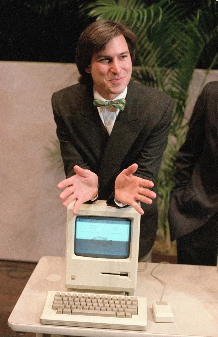 Steve Jobs mit dem ersten Macintosh