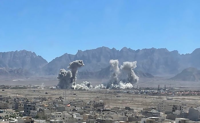 Racuhwolke über der iranischen Stadt Yazd.