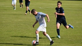 Michal Janik (am Ball) entwischte bislang allen gegnerischen Verteidigern. 