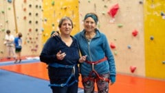 Alexandra B. (rechts) ist 90 Jahre alt und geht mit ihrer Tochter Leila (links), die in einer ...