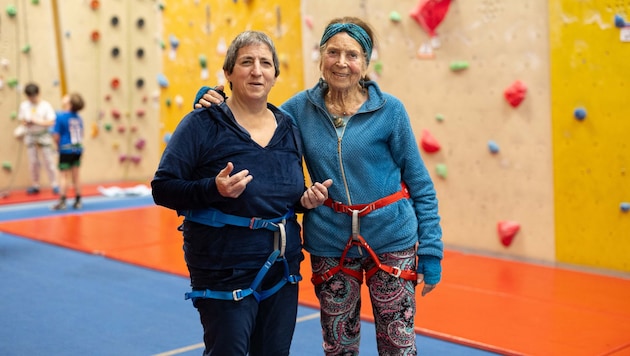 Alexandra B. (rechts) ist 90 Jahre alt und geht mit ihrer Tochter Leila (links), die in einer ...