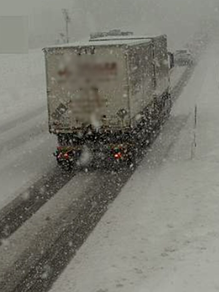 Dichter Schneefall auf der Fernpassstraße bei Nassereith.