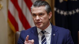 Muss sich wegen des Verdachts auf Insider-Nähe erklären: Pete Hegseth, Kriegsminister im ...
