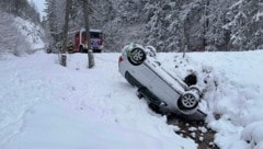 Das Auto kam von der Straße ab und in einem Bachbett auf dem Dach zum Stillstand.