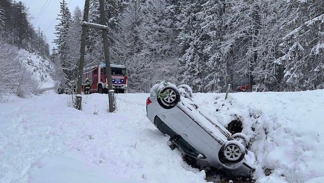 Das Auto kam von der Straße ab und in einem Bachbett auf dem Dach zum Stillstand.