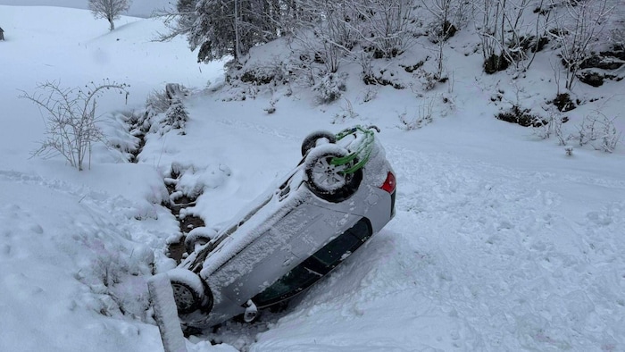 Am Dienstagmorgen wurde die Schneefahrbahn diesem Auto zum Verhängnis.