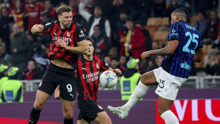 Niclas Füllkrug (l.) beim Mailänder Derby gegen Inter