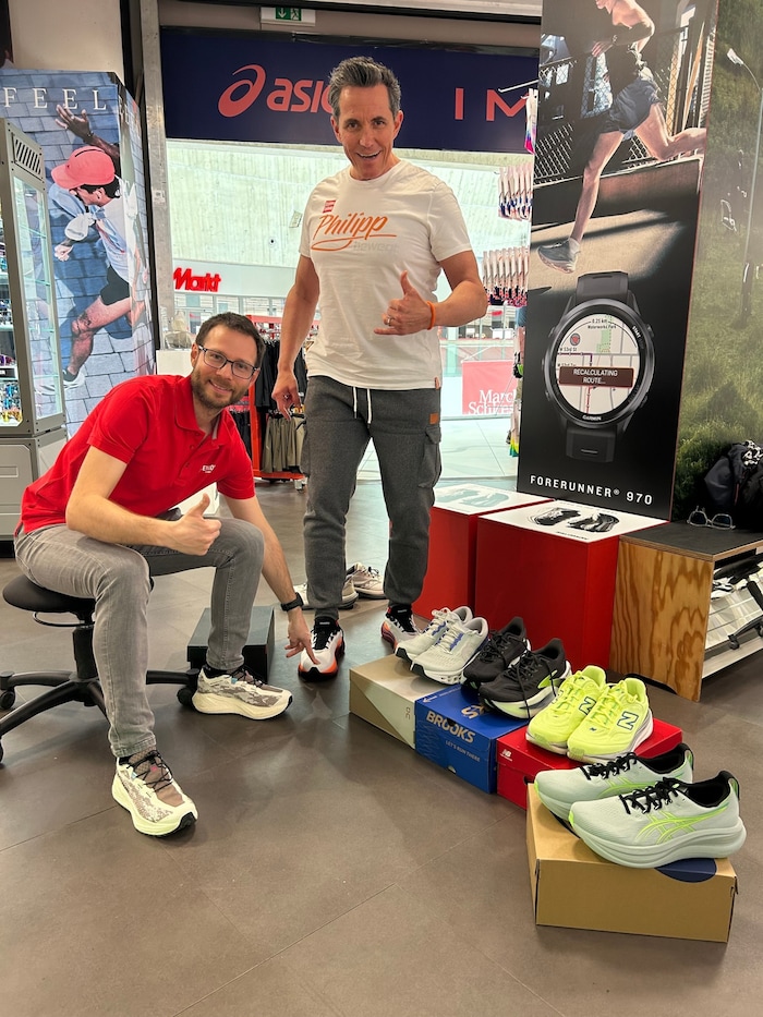 Beim Kauf eines neuen Laufschuhs lässt sich Philipp Jelinek gerne professionell beraten.