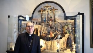 Christof Birbaumer Hermann Glettler, Bischof der Diözese Innsbruck, vor der Osterkrippe in der Spitalskirche in ...