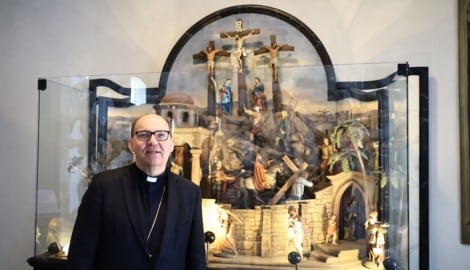 Hermann Glettler, Bischof der Diözese Innsbruck, vor der Osterkrippe in der Spitalskirche in ...