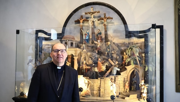 Hermann Glettler, Bischof der Diözese Innsbruck, vor der Osterkrippe in der Spitalskirche in ...