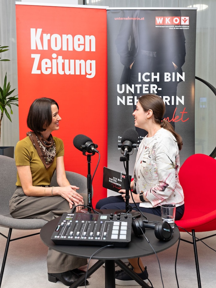 Carmen Greil und Podcast-Host Lisa Sigl (re.) bei der Aufzeichnung der Folge.