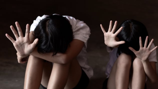 Nach der Gewalt durch die Mutter leben die Geschwister (Symbolbild) jetzt bei ihrem Papa.