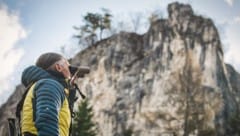 Bergführer Hannes Lexer testete für die „Bergkrone“ das neue CL Companion Fernglas von Swarovski ...