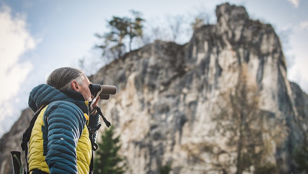 Bergführer Hannes Lexer testete für die „Bergkrone“ das neue CL Companion Fernglas von Swarovski ...