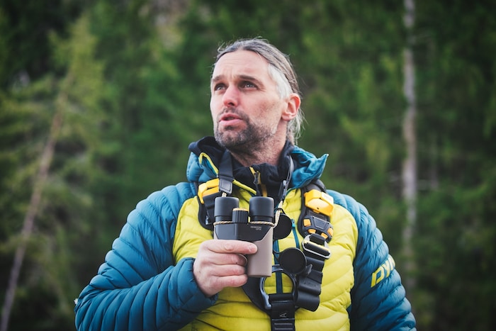 Bergführer Hannes Lexer mit dem CL Companion von Swarovski Optik.