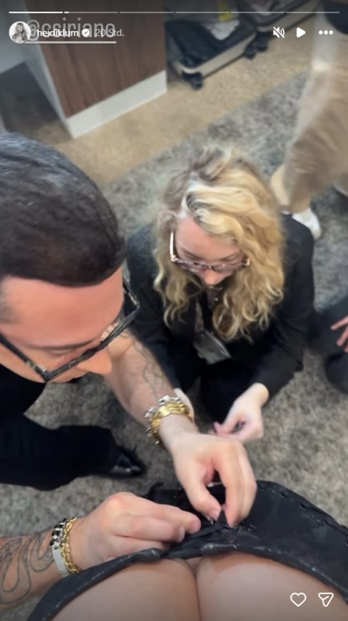 Und Designer Christian Siriano packt beim „Verschnüren“ von Heidi Klum selbst mit an.