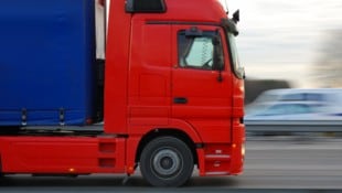 Der 34-jährige Pole war offenbar unter Drogeneinfluss mit einem 40-Tonnen-Lkw auf der A23 ...