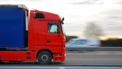 Der 34-jährige Pole war offenbar unter Drogeneinfluss mit einem 40-Tonnen-Lkw auf der A23 ...