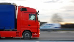 Der 34-jährige Pole war offenbar unter Drogeneinfluss mit einem 40-Tonnen-Lkw auf der A23 ...