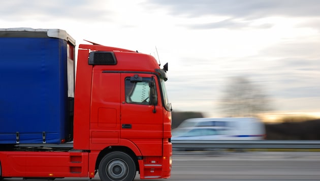 Der 34-jährige Pole war offenbar unter Drogeneinfluss mit einem 40-Tonnen-Lkw auf der A23 ...