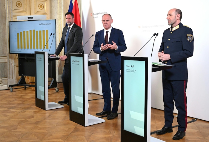 Der Direktor des Bundeskriminalamtes (BK) Andreas Holzer, Innenminister Gerhard Karner (ÖVP) und ...