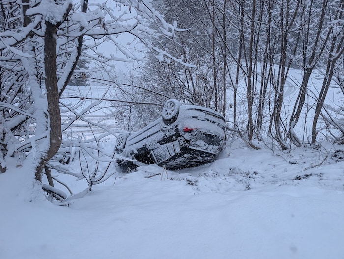 Der verschneite Bruckerberg wurde einem Autolenker zum Verhängnis, er blieb unverletzt.