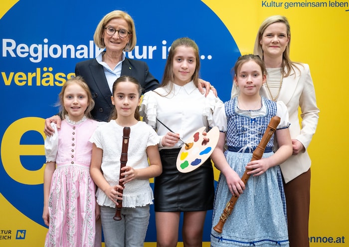 Mikl-Leitner und Ofenauer-Haas mit jungen Musik- und Kunsttalenten, deren Förderung durch die ...