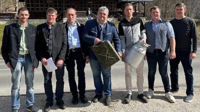 Bauer Sepp Handl (Mitte mit Benzinkanister): „Die hohen Spritpreise sind für die Bauern in einer ...